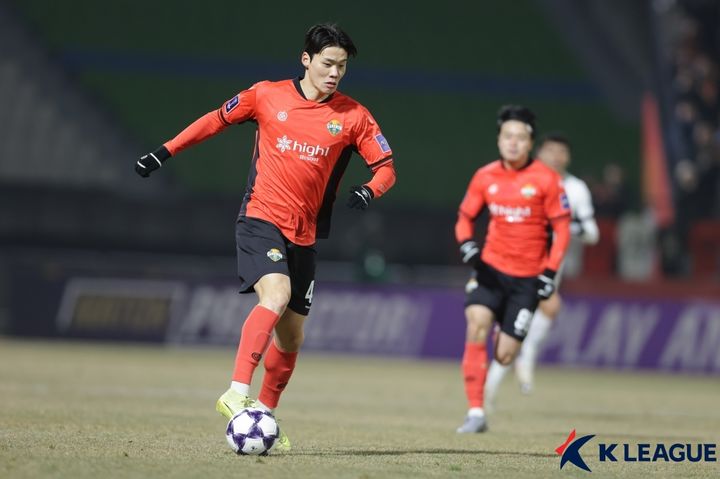 [서울=뉴시스] 프로축구 K리그1 강원FC의 모재현. (사진=한국프로축구연맹 제공) *재판매 및 DB 금지
