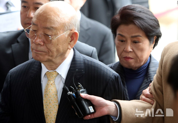 [광주=뉴시스] 고(故) 조비오 신부 사자명예훼손 혐의를 받고 있는 전두환씨의 재판이 지난 2019년 3월 11일 오후 광주 동구 광주지방법원에서 열리는 가운데 전 씨가 재판을 받기 위해 법정에 들어서기 앞서 취재진들의 질문을 받고 있다. 이 사건은 전씨가 숨지며 2022년 공소 기각 결정됐다. (사진=뉴시스DB). photo@newsis.com