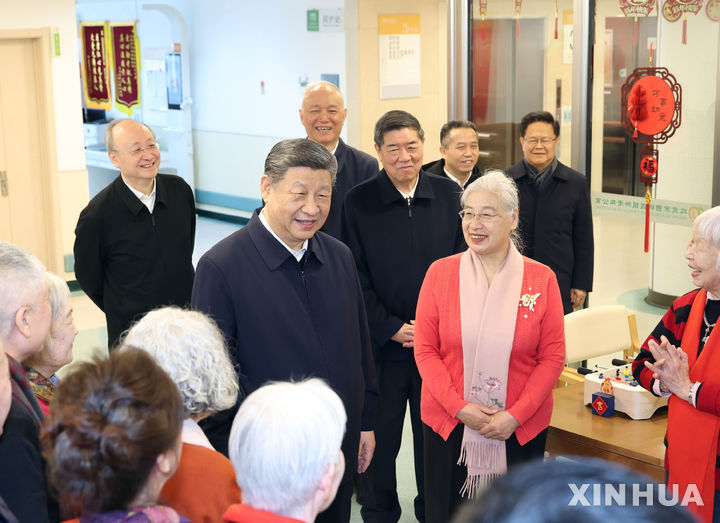 [베이징=신화/뉴시스] 시진핑 중국 국가주석이 10일(현지 시간) 춘제(春節·중국 설)를 앞두고 베이징 시청구의 한 노인 아파트 단지를 방문해 노인들과 인사를 나누고 있다. 시 주석은 이틀간 베이징에서 기층 조직 간부와 주민들을 만나는 시찰 일정을 이어갔다. 2026.02.11.