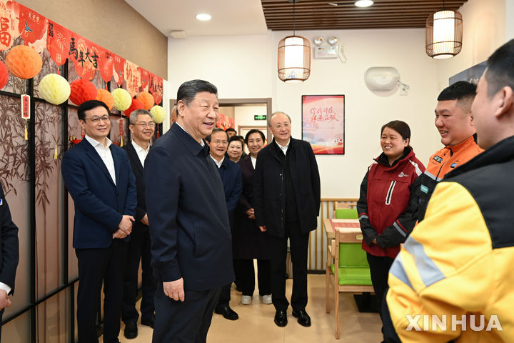 춘제 앞두고 배달기사 만난 시진핑…리창은 희토류 점검