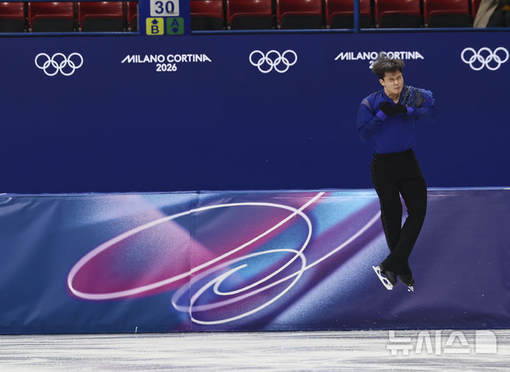 [밀라노=뉴시스] 김근수 기자 = 피겨스케이트 김현겸이 10일(현지 시간) 이탈리아 밀라노 아이스스케이팅 아레나에서 열린 2026 밀라노·코르티나 담페초 동계올림픽 남자 싱글 쇼트프로그램에서 연기를 펼치고 있다. 2026.02.11. ks@newsis.com