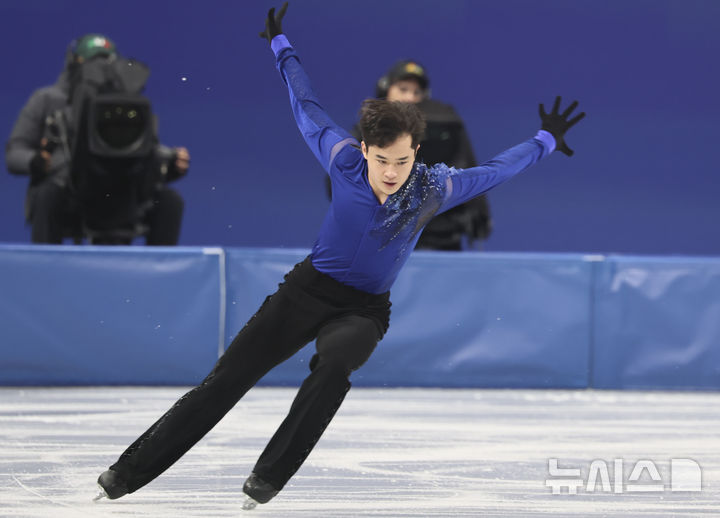 [밀라노=뉴시스] 김근수 기자 = 피겨스케이트 김현겸이 10일(현지 시간) 이탈리아 밀라노 아이스스케이팅 아레나에서 열린 2026 밀라노·코르티나 담페초 동계올림픽 남자 싱글 쇼트프로그램에서 연기를 펼치고 있다. 2026.02.11. ks@newsis.com