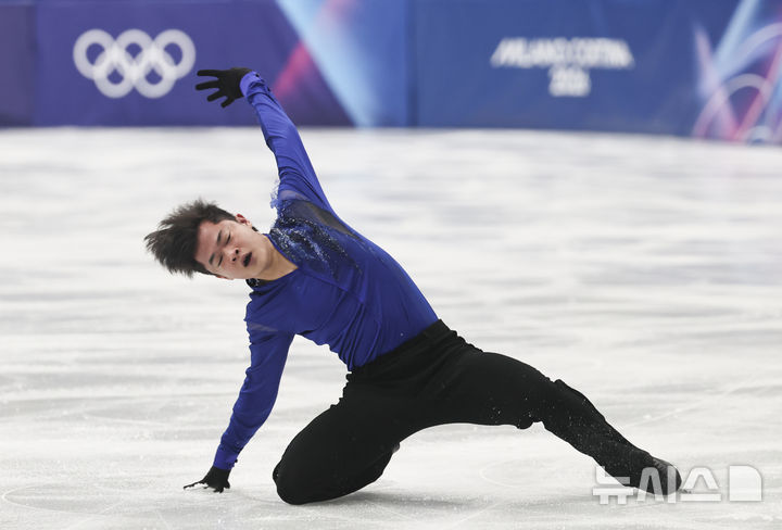 [밀라노=뉴시스] 김근수 기자 = 피겨스케이트 김현겸이 10일(현지 시간) 이탈리아 밀라노 아이스스케이팅 아레나에서 열린 2026 밀라노·코르티나 담페초 동계올림픽 남자 싱글 쇼트프로그램에서 연기를 펼치고 있다. 2026.02.11. ks@newsis.com