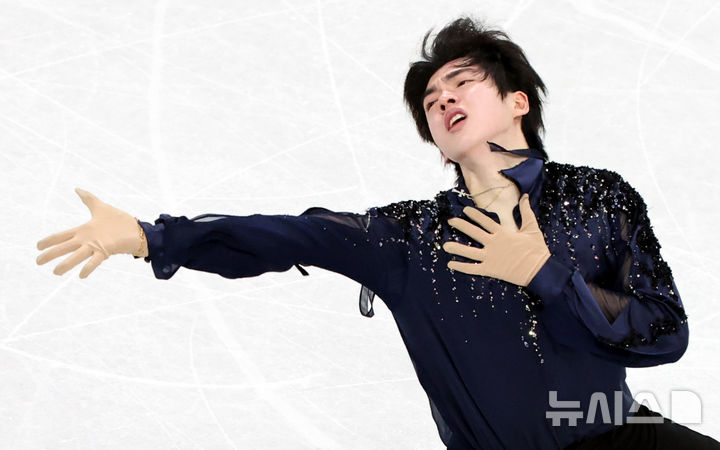 [밀라노=뉴시스] 박주성 기자 = 10일 (현지 시간) 이탈리아 밀라노 아이스 스케이팅 아레나 경기장에서 열린 2026 밀라노·코르티나담페초 동계올림픽 피겨스케이팅 남자 싱글 쇼트프로그램에서 차준환 선수가 경기를 마친 후 인사를 하고 있다. 2026.02.10. park7691@newsis.com