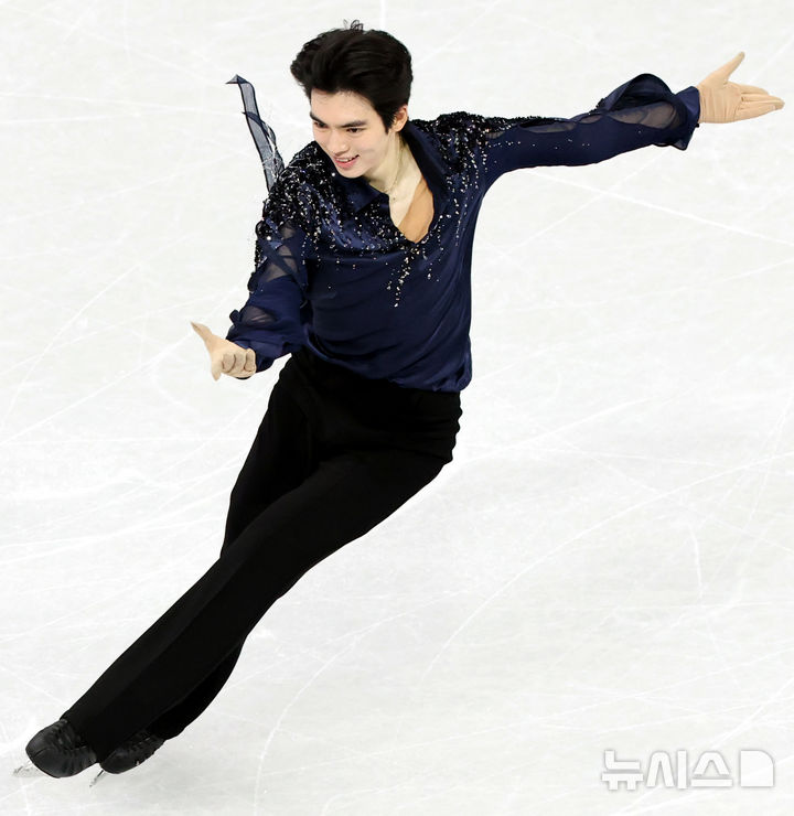 [밀라노=뉴시스] 박주성 기자 = 10일 (현지 시간) 이탈리아 밀라노 아이스 스케이팅 아레나 경기장에서 열린 2026 밀라노·코르티나담페초 동계올림픽 피겨스케이팅 남자 싱글 쇼트프로그램에서 차준환 선수가 경기를 마친 후 인사를 하고 있다. 2026.02.10. park7691@newsis.com