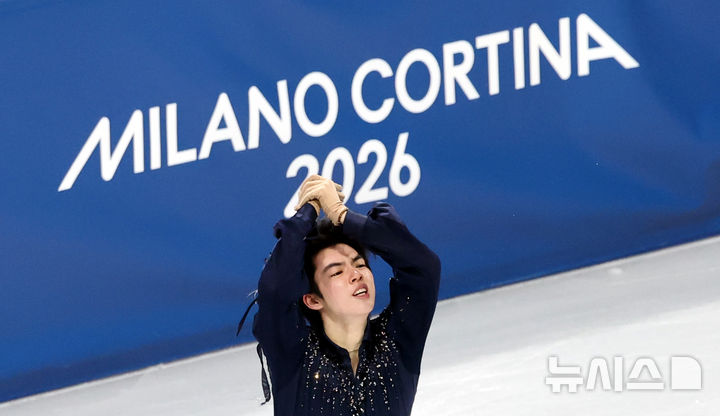 [밀라노=뉴시스] 박주성 기자 = 10일 (현지 시간) 이탈리아 밀라노 아이스 스케이팅 아레나 경기장에서 열린 2026 밀라노·코르티나담페초 동계올림픽 피겨스케이팅 남자 싱글 쇼트프로그램에서 차준환 선수가 경기를 마친 후 인사를 하고 있다. 2026.02.10. park7691@newsis.com