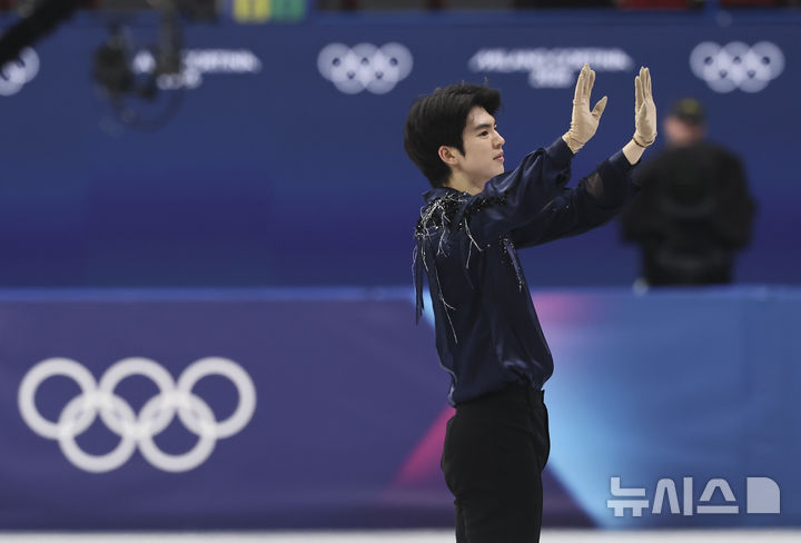 [밀라노=뉴시스] 김근수 기자 = 피겨스케이트 차준환이 10일(현지 시간) 이탈리아 밀라노 아이스스케이팅 아레나에서 열린 2026 밀라노·코르티나 담페초 동계올림픽 남자 싱글 쇼트프로그램에서 연기를 마치고 관중들에게 인사하고 있다. 2026.02.11. ks@newsis.com