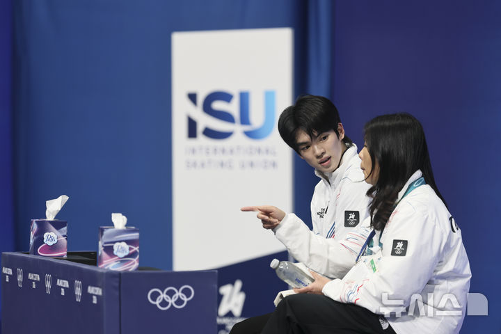 [밀라노=뉴시스] 김근수 기자 = 피겨스케이트 차준환이 10일(현지 시간) 이탈리아 밀라노 아이스스케이팅 아레나에서 열린 2026 밀라노·코르티나 담페초 동계올림픽 남자 싱글 쇼트프로그램에서 연기를 마치고 점수를 기다리고 있다. 2026.02.11. ks@newsis.com