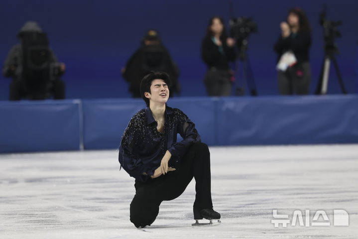 [밀라노=뉴시스] 김근수 기자 = 피겨스케이트 차준환이 10일(현지 시간) 이탈리아 밀라노 아이스스케이팅 아레나에서 열린 2026 밀라노·코르티나 담페초 동계올림픽 남자 싱글 쇼트프로그램에서 연기를 마치고 기뻐하고 있다. 2026.02.11. ks@newsis.com