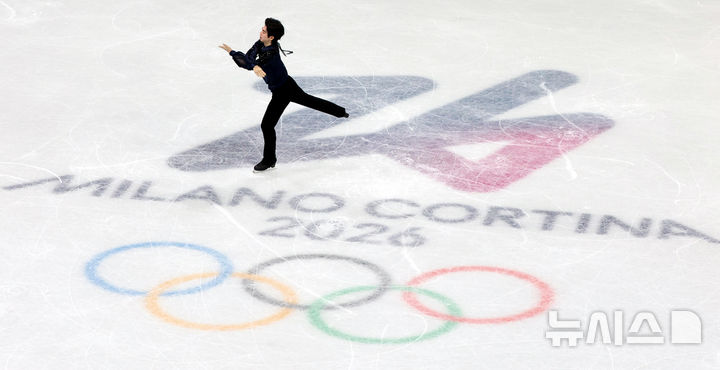 [밀라노=뉴시스] 박주성 기자 = 10일 (현지 시간) 이탈리아 밀라노 아이스 스케이팅 아레나 경기장에서 열린 2026 밀라노·코르티나담페초 동계올림픽 피겨스케이팅 남자 싱글 쇼트프로그램에서 차준환 선수가 경기를 마친 후 인사를 하고 있다. 2026.02.10. park7691@newsis.com