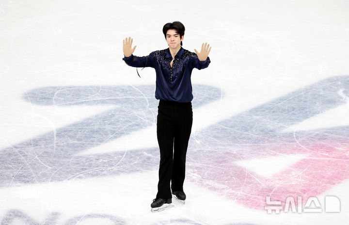 [밀라노=뉴시스] 박주성 기자 = 10일 (현지 시간) 이탈리아 밀라노 아이스 스케이팅 아레나 경기장에서 열린 2026 밀라노·코르티나담페초 동계올림픽 피겨스케이팅 남자 싱글 쇼트프로그램에서 차준환 선수가 경기를 마치고 인사를 하고 있다. 2026.02.10. park7691@newsis.com