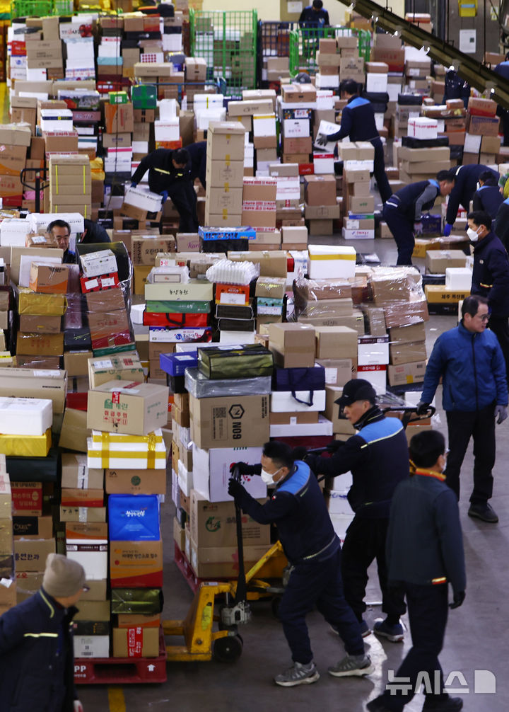 [서울=뉴시스] 김명년 기자 = 설 연휴를 앞둔 11일 오전 서울 광진구 동서울우편물류센터에서 직원들이 택배 분류 작업을 하고 있다. 우정사업본부는 오는 20일까지 '설 명절 우편물 특별소통기간'으로 정하고 비상근무체계에 돌입한다. 2026.02.11. kmn@newsis.com