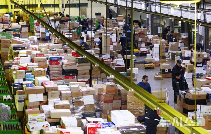 '주46시간' 새벽배송 제한 논의하면서 대형마트는 허용?