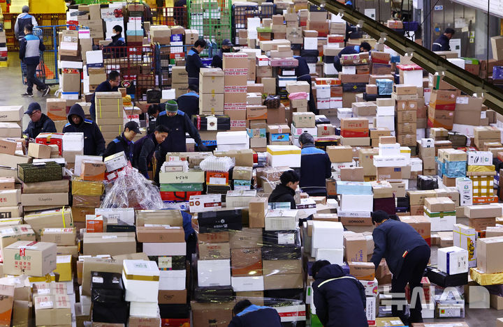 다가온 설 명절, 물류센터에 가득 쌓인 택배 [뉴시스Pic]