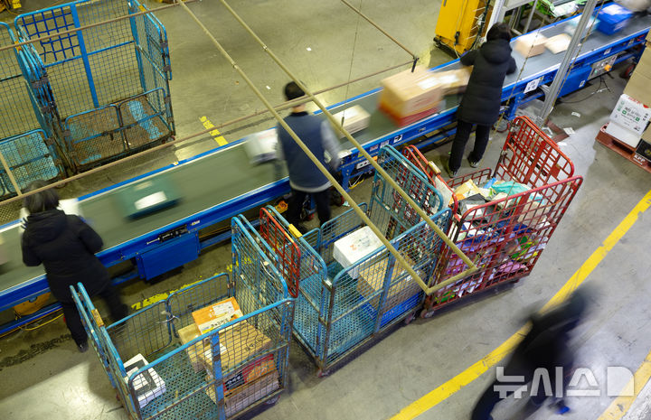 [서울=뉴시스] 김명년 기자 = 설 연휴를 앞둔 11일 오전 서울 광진구 동서울우편물류센터에서 직원들이 택배 분류 작업을 하고 있다. 우정사업본부는 오는 20일까지 '설 명절 우편물 특별소통기간'으로 정하고 비상근무체계에 돌입한다. 2026.02.11. kmn@newsis.com