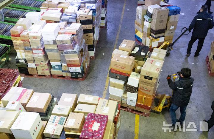 [서울=뉴시스] 김명년 기자 = 설 연휴를 앞둔 11일 오전 서울 광진구 동서울우편물류센터에서 직원들이 택배 분류 작업을 하고 있다. 우정사업본부는 오는 20일까지 '설 명절 우편물 특별소통기간'으로 정하고 비상근무체계에 돌입한다. 2026.02.11. kmn@newsis.com