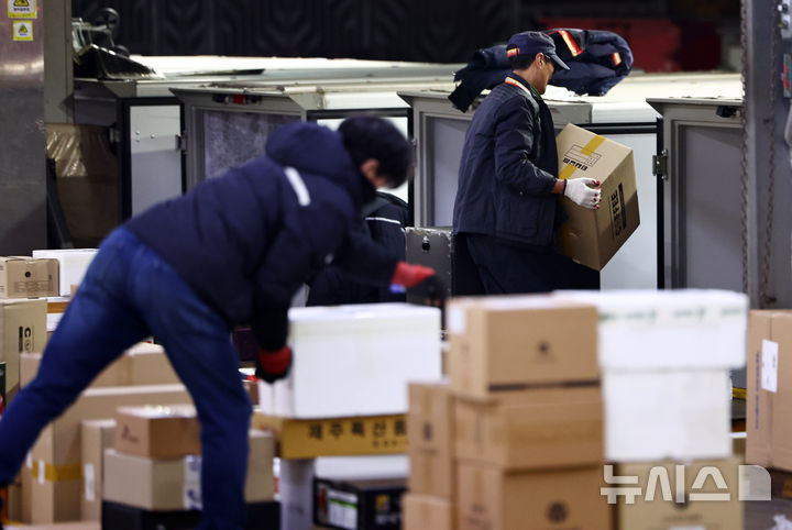 [서울=뉴시스] 김명년 기자 = 설 연휴를 앞둔 11일 오전 서울 광진구 동서울우편물류센터에서 직원들이 택배 분류 작업을 하고 있다. 우정사업본부는 오는 20일까지 '설 명절 우편물 특별소통기간'으로 정하고 비상근무체계에 돌입한다. 2026.02.11. kmn@newsis.com