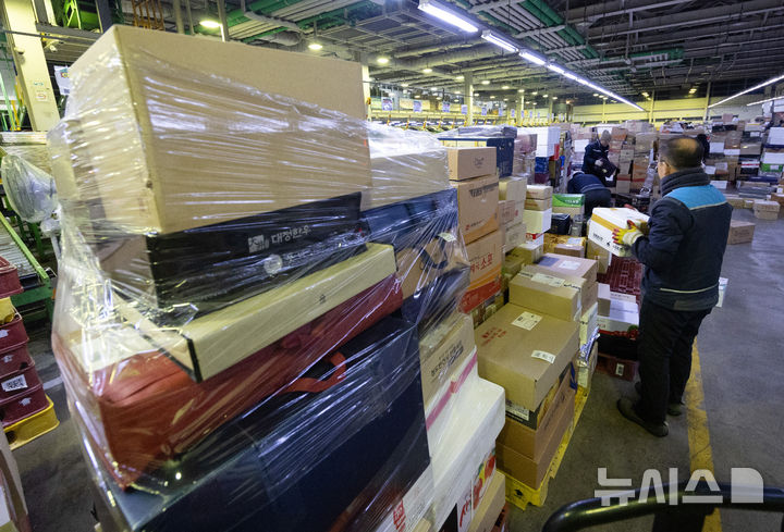 [서울=뉴시스] 김명년 기자 = 설 연휴를 앞둔 11일 오전 서울 광진구 동서울우편물류센터에서 직원들이 택배 분류 작업을 하고 있다. 우정사업본부는 오는 20일까지 '설 명절 우편물 특별소통기간'으로 정하고 비상근무체계에 돌입한다. 2026.02.11. kmn@newsis.com