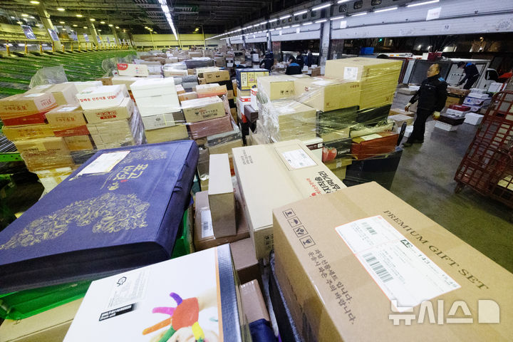 [서울=뉴시스] 김명년 기자 = 설 연휴를 앞둔 11일 오전 서울 광진구 동서울우편물류센터에서 직원들이 택배 분류 작업을 하고 있다. 우정사업본부는 오는 20일까지 '설 명절 우편물 특별소통기간'으로 정하고 비상근무체계에 돌입한다. 2026.02.11. kmn@newsis.com