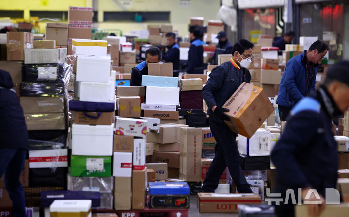 [서울=뉴시스] 김명년 기자 = 설 연휴를 앞둔 11일 오전 서울 광진구 동서울우편물류센터에서 직원들이 택배 분류 작업을 하고 있다. 우정사업본부는 오는 20일까지 '설 명절 우편물 특별소통기간'으로 정하고 비상근무체계에 돌입한다. 2026.02.11. kmn@newsis.com