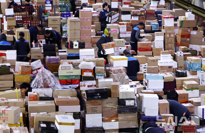 [서울=뉴시스] 김명년 기자 = 설 연휴를 앞둔 11일 오전 서울 광진구 동서울우편물류센터에서 직원들이 택배 분류 작업을 하고 있다. 우정사업본부는 오는 20일까지 '설 명절 우편물 특별소통기간'으로 정하고 비상근무체계에 돌입한다. 2026.02.11. kmn@newsis.com