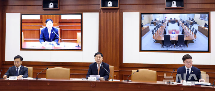 [서울=뉴시스] 추상철 기자 = 구윤철 부총리 겸 재정경제부 장관이 11일 오전 서울 종로구 정부서울청사에서 열린 '민생물가 특별관리 관계장관TF' 회의를 주재하고 있다. 2026.02.11. scchoo@newsis.com