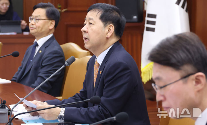 [서울=뉴시스] 추상철 기자 = 구윤철 부총리 겸 재정경제부 장관이 11일 오전 서울 종로구 정부서울청사에서 열린 '민생물가 특별관리 관계장관TF' 회의를 주재하고 있다. 2026.02.11. scchoo@newsis.com