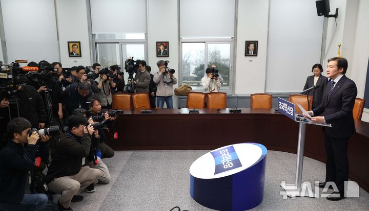 [서울=뉴시스] 조성봉 기자= 조국 조국혁신당 대표가 11일 오전 서울 여의도 국회에서 더불어민주당이 제안한 '연대·통합 추진준비위 구성'에 대한 입장 발표를 하고 있다. 2026.02.11. suncho21@newsis.com 