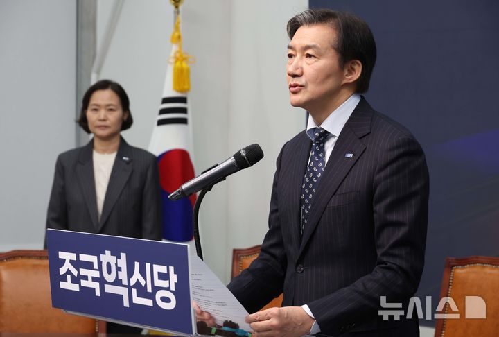 [서울=뉴시스] 조성봉 기자= 조국 조국혁신당 대표가 11일 오전 서울 여의도 국회에서 더불어민주당이 제안한 '연대·통합 추진준비위 구성'에 대한 입장 발표를 하고 있다. 2026.02.11. suncho21@newsis.com 