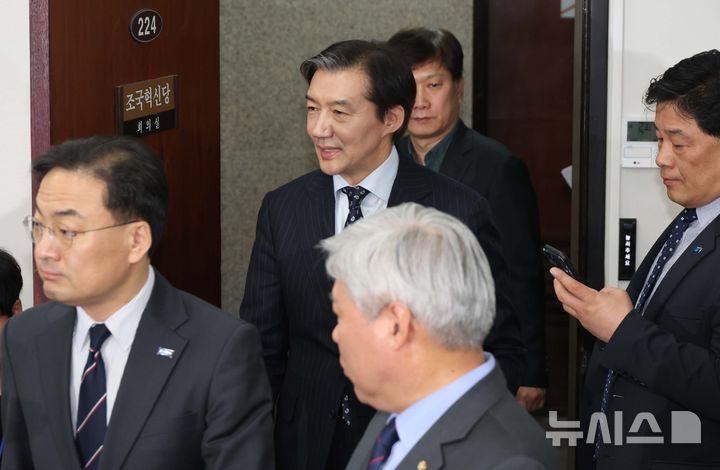 [서울=뉴시스] 조성봉 기자= 조국 조국혁신당 대표가 11일 오전 서울 여의도 국회에서 더불어민주당이 제안한 '연대·통합 추진준비위 구성'에 대한 입장 발표를 하기 위해 들어서고 있다. 2026.02.11. suncho21@newsis.com