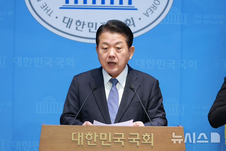 [서울=뉴시스] 고승민 기자 = 김병주 더불어민주당 의원이 지난 11일 서울 여의도 국회 소통관에서 '이재명 대통령 공소 취소 국민청원 및 국민서명운동 제안' 기자회견을 하고 있다. 2026.02.11. kkssmm99@newsis.com