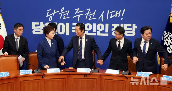 [서울=뉴시스] 조성봉 기자= 정청래 더불어민주당 대표와 최고위원들이 11일 오전 서울 여의도 국회에서 열린 최고위원회의에서 손을 잡고 인사 준비를 하고 있다.2026.02.11. suncho21@newsis.com