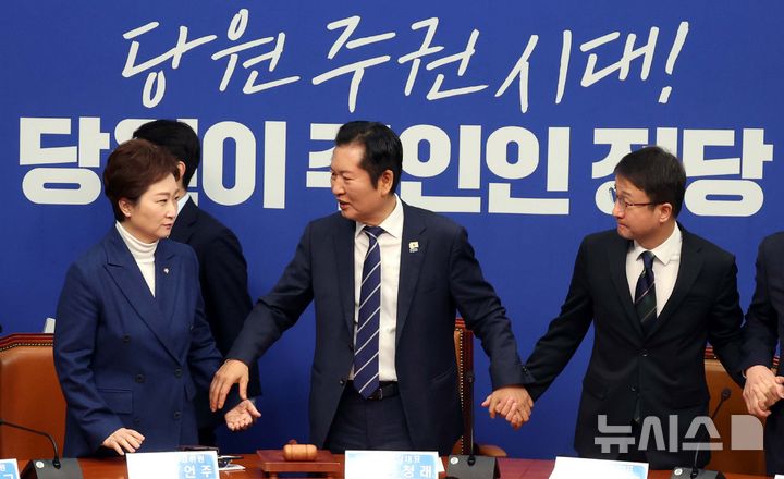 [서울=뉴시스] 조성봉 기자= 정청래 더불어민주당 대표가 11일 오전 서울 여의도 국회에서 열린 최고위원회의에서 이언주 최고위원의 손을 잡고 있다. 2026.02.11. suncho21@newsis.com