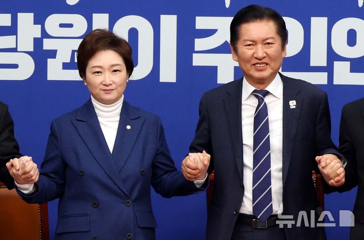 '합당 논의 중단' 정청래-이언주, 밝은 표정으로 손잡아 [뉴시스Pic]