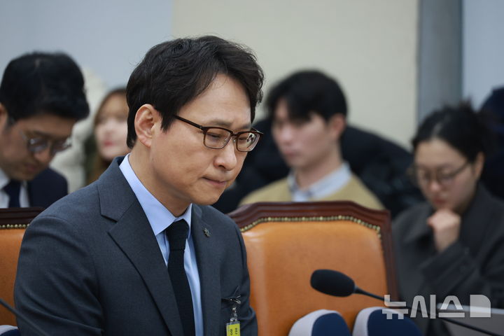 [서울=뉴시스] 고승민 기자 = 이재원 빗썸 대표이사가 11일 서울 여의도 국회에서 열린 정무위원회의 빗썸 관련 긴급 현안질의에서 시작 전 대기하고 있다. 2026.02.11. kkssmm99@newsis.com