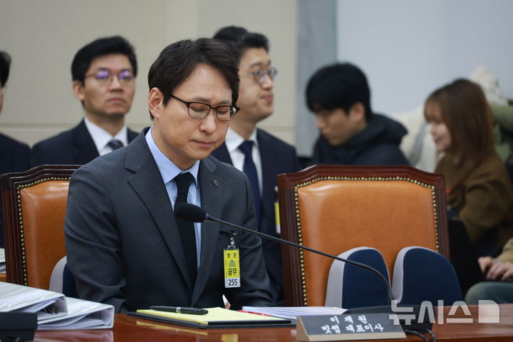 [서울=뉴시스] 고승민 기자 = 이재원 빗썸 대표이사가 11일 서울 여의도 국회에서 열린 정무위원회의 빗썸 관련 긴급 현안질의에서 시작 전 대기하고 있다. 2026.02.11. kkssmm99@newsis.com