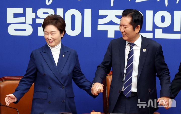 [서울=뉴시스] 조성봉 기자= 정청래 더불어민주당 대표가 11일 오전 서울 여의도 국회에서 열린 최고위원회의에서 이언주 최고위원의 손을 잡고 있다. 2026.02.11. suncho21@newsis.com