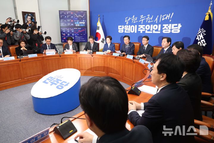 [서울=뉴시스] 조성봉 기자= 정청래 더불어민주당 대표가 11일 오전 서울 여의도 국회에서 열린 최고위원회의에서 발언을 하고 있다. 2026.02.11. suncho21@newsis.com