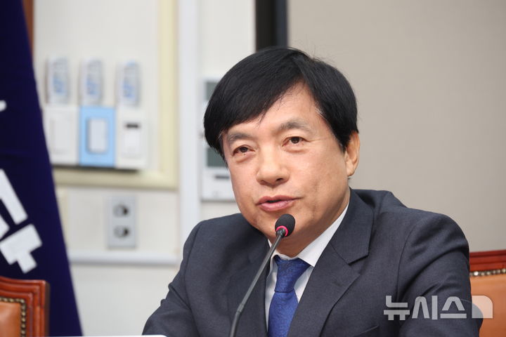 [서울=뉴시스] 김금보 기자= 이성윤 더불어민주당 최고위원이 11일 오전 서울 여의도 국회에서 열린 최고위원회의에서 발언을 하고 있다. 2026.02.11.kgb@newsis.com