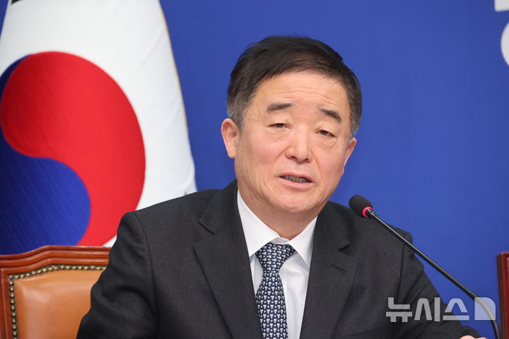 [서울=뉴시스] 김금보 기자= 강득구 더불어민주당 최고위원이 11일 오전 서울 여의도 국회에서 열린 최고위원회의에서 발언을 하고 있다. 2026.02.11.kgb@newsis.com