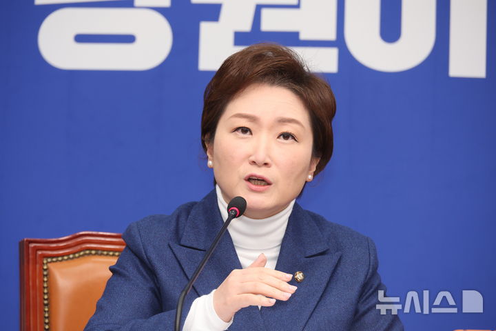[서울=뉴시스] 김금보 기자= 이언주 더불어민주당 최고위원이 11일 오전 서울 여의도 국회에서 열린 최고위원회의에서 발언을 하고 있다. 2026.02.11.kgb@newsis.com