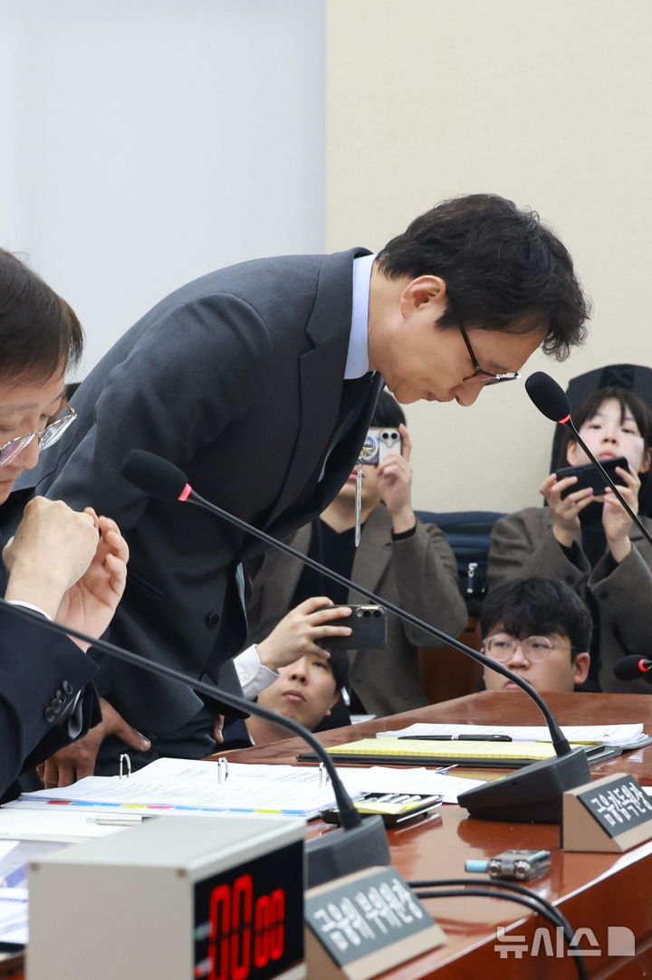 [서울=뉴시스] 고승민 기자 = 이재원 빗썸 대표이사와 관계자들이 11일 서울 여의도 국회에서 열린 정무위원회의 빗썸 관련 긴급 현안질의에서 사과 인사를 하고 있다. 2026.02.11. kkssmm99@newsis.com