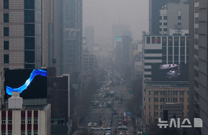 [서울=뉴시스] 이영환 기자 = 서울과 수도권의 초미세먼지가 나쁨을 보인 11일 오전 서울 시내가 뿌옇게 보이고 있다. 2026.02.11. 20hwan@newsis.com