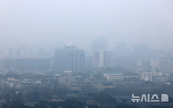 [서울=뉴시스] 이영환 기자 = 서울과 수도권의 초미세먼지가 나쁨을 보인 11일 오전 서울 시내가 뿌옇게 보이고 있다. 2026.02.11. 20hwan@newsis.com