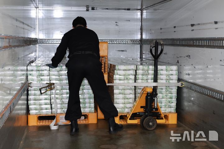 [서울=뉴시스] 사진공동취재단 = 11일 오전 서울 중구 한국은행 본점에서 시중은행으로 공급될 설 자금 방출 작업을 하고 있다. 2026.02.11. photo@newsis.com