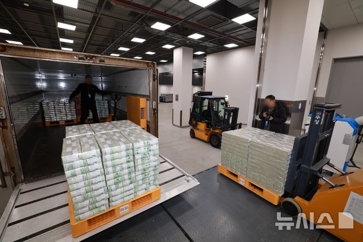 [서울=뉴시스] 사진공동취재단 = 11일 오전 서울 중구 한국은행 본점에서 시중은행으로 공급될 설 자금 방출 작업을 하고 있다. 2026.02.11. photo@newsis.com