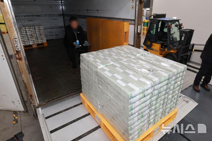 [서울=뉴시스] 사진공동취재단 = 11일 오전 서울 중구 한국은행 본점에서 시중은행으로 공급될 설 자금 방출 작업을 하고 있다. 2026.02.11. photo@newsis.com