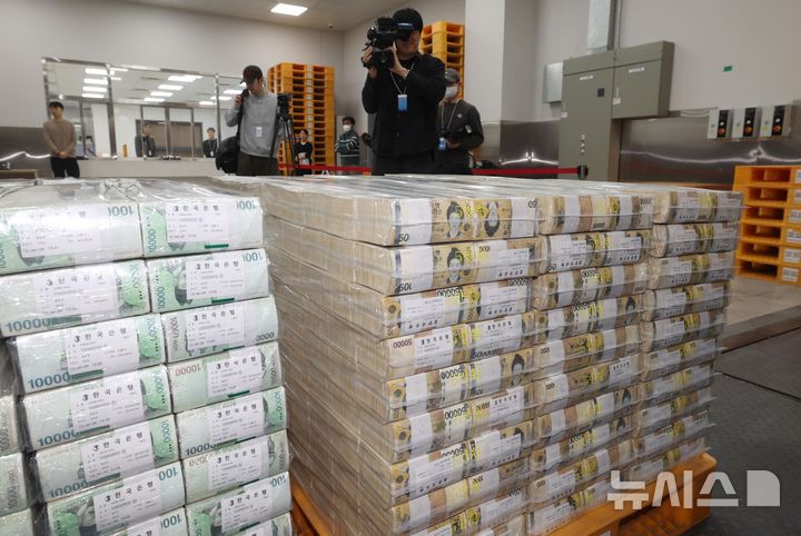 [서울=뉴시스] 사진공동취재단 = 설날을 앞둔 11일 서울 중구 한국은행 본점에서 현금 운송 관계자들이 시중은행에 공급될 설 자금 방출 작업을 하고 있다. 2026.02.11. photo@newsis.com