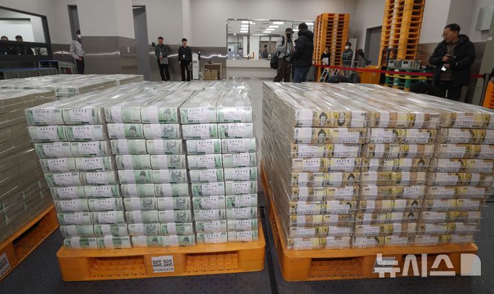 [서울=뉴시스] 사진공동취재단 = 설날을 앞둔 11일 서울 중구 한국은행 본점에서 현금 운송 관계자들이 시중은행에 공급될 설 자금 방출 작업을 하고 있다. 2026.02.11. photo@newsis.com