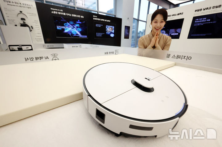 [서울=뉴시스] 조성우 기자 = 11일 오전 서울 서초구 삼성 강남에서 열린 삼성전자 2026년형 로봇청소기 신제품 미디어 브리핑에서 모델이 '비스포크 AI 스팀'의 장애물 넘는 모습을 소개하고 있다. 2026.02.11. xconfind@newsis.com